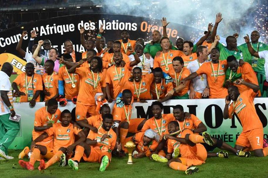 Foto di rito per la Costa d&#39;Avorio insieme al trofeo appena conquistato. Afp
